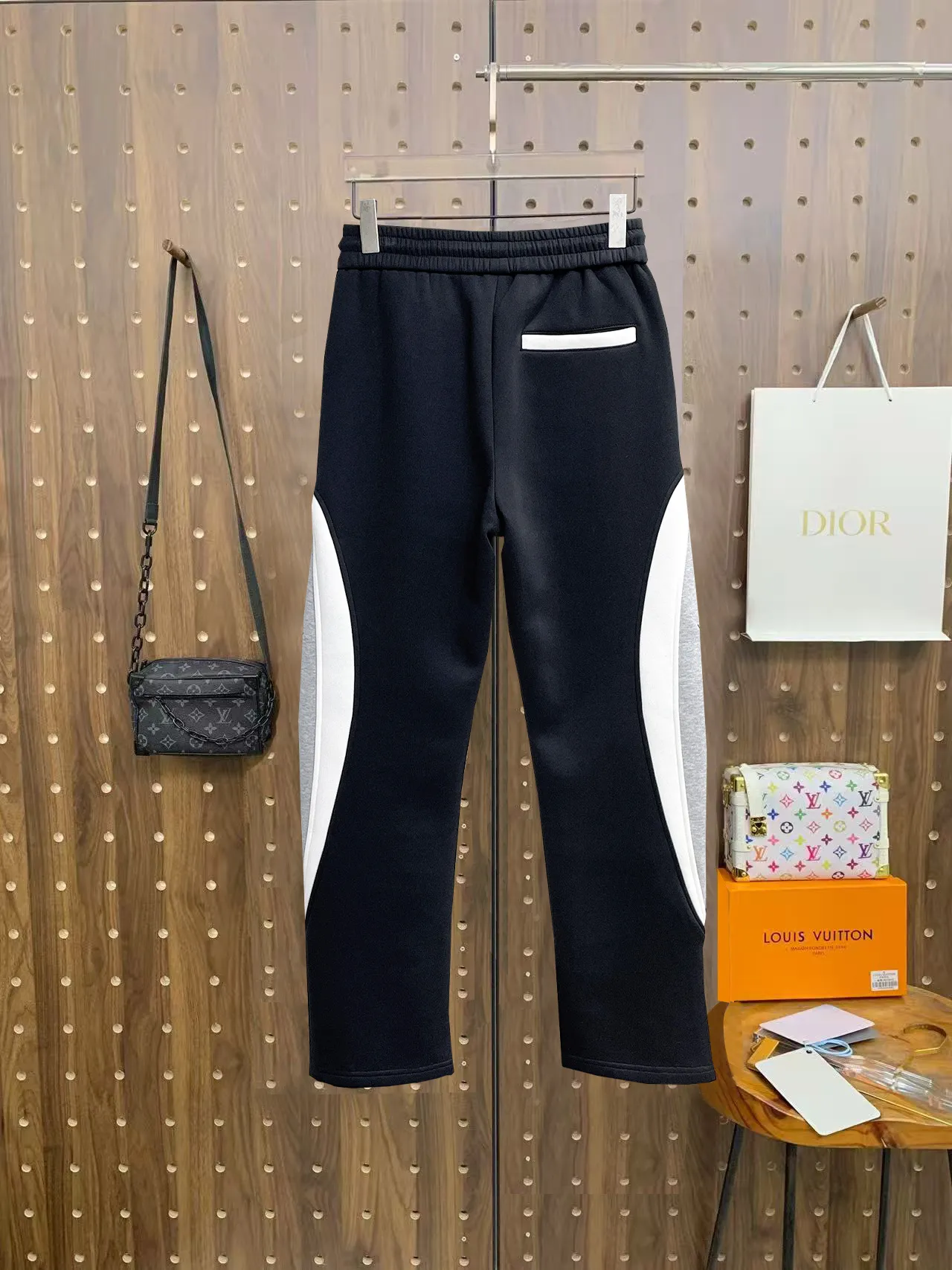 Balenciaga 🆕2026 Autumn and Winter New Arrival Casual Pants! The official website will be released simultaneously. Brand Classic LOGO casual pants, customized fabrics, excellent comfort and strong touch. Highly recognisable, perfect appearance and craftsmanship. Size:M-3XL